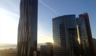 DC Tower: Schadensfreie Sanierung der Glasfassade 2012
